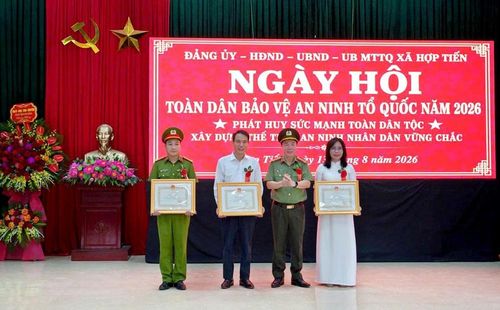Đại tá Hoàng Quốc Việt, Giám đốc Công an tỉnh trao Bằng khen của Chủ tịch UBND tỉnh cho các tập thể, cá nhân có thành tích xuất sắc trong Phong trào Toàn dân bảo vệ an ninh Tổ quốc