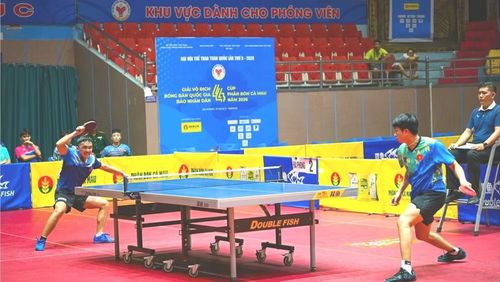 Đoàn Bá Tuấn Anh (bên phải, Đoàn Hải Phòng) và Đinh Anh Hoàng (Đoàn Công an nhân dân) trong trận bán kết đồng đội nam. (Ảnh: BẢO LONG)