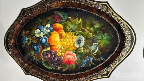 Hoa là họa tiết phổ biến nhất trong các tác phẩm của Zhostovo. (Ảnh: THÙY VÂN)