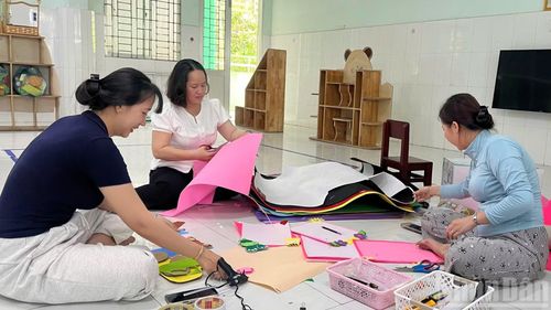 Giáo viên Trường mầm non Tân Hưng, xã Thanh Hưng chuẩn bị cho năm học mới. (Ảnh: THU THỦY)