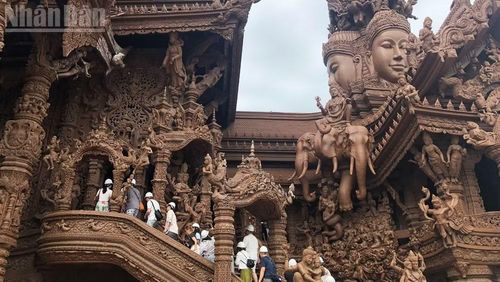 Đền Chân Lý kết hợp hài hòa các phong cách kiến trúc phương Đông. (Ảnh: XUÂN SƠN)