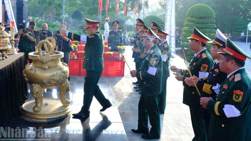 Lãnh đạo Bộ Quốc phòng dâng hương tưởng nhớ Chủ tịch Hồ Chí Minh vĩ đại và các Anh hùng liệt sĩ tại Nghĩa trang Liệt sĩ Bình Phước.