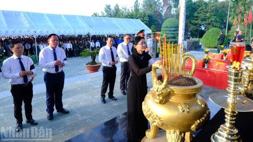 Các đồng chí trong Ban Thường vụ Thành ủy Đồng Nai dâng hương tưởng nhớ Chủ tịch Hồ Chí Minh vĩ đại và các Anh hùng liệt sĩ tại Nghĩa trang Liệt sĩ Bình Phước.