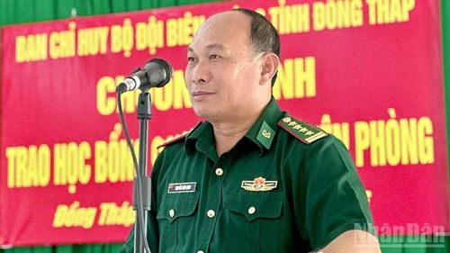 Đại tá Nguyễn Văn Minh, Chính ủy Ban chỉ huy Bộ đội Biên phòng tỉnh Đồng Tháp phát biểu tại chương trình trao học bổng. (Ảnh: HÒA BÌNH)