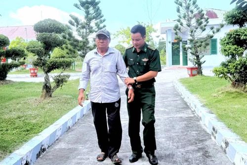 Cán bộ Đồn Biên phòng Đất Mũi hỗ trợ, hướng dẫn người lớn tuổi đi lại khó khăn sau khi thăm khám. (Ảnh: Hoàng Tá)