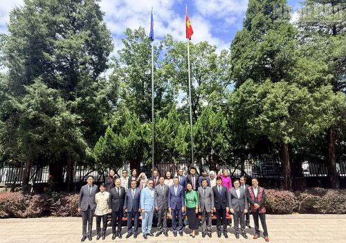 Đại sứ, đại diện các nước thành viên ASEAN và Trung tâm ASEAN-Trung Quốc chụp ảnh lưu niệm tại Đại sứ quán Việt Nam tại Trung Quốc. (Ảnh: HỮU HƯNG)