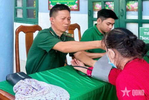 Người dân được đo huyết áp, kiểm tra sức khỏe ban đầu trước khi khám mắt.