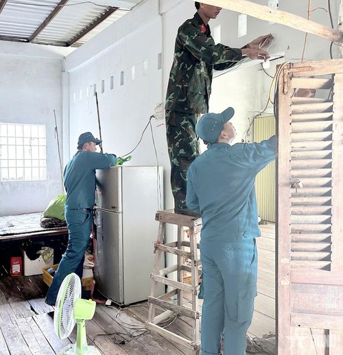 Cán bộ, chiến sĩ lực lượng vũ trang tỉnh Cà Mau chung tay chăm lo gia đình chính sách, lan tỏa nghĩa tình quân dân. 