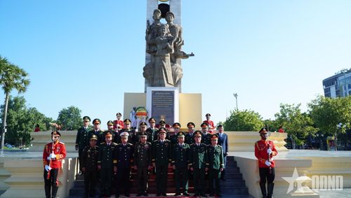 Thượng tướng Nguyễn Trường Thắng và đoàn công tác Bộ Quốc phòng dâng hương, đặt vòng hoa tại Đài Hữu nghị Việt Nam - Campuchia.