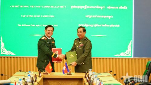 Thượng tướng Nguyễn Trường Thắng và Đại tướng Khieu Chhen ký Biên bản Đối thoại Chính sách quốc phòng Việt Nam - Campuchia lần thứ 9.