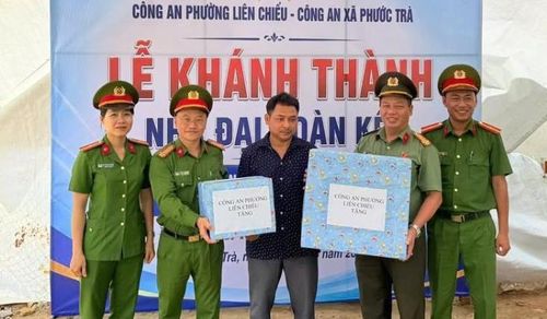 Tặng quà gia đình ông Hồ Văn Xôi trong ngày khánh thành nhà.