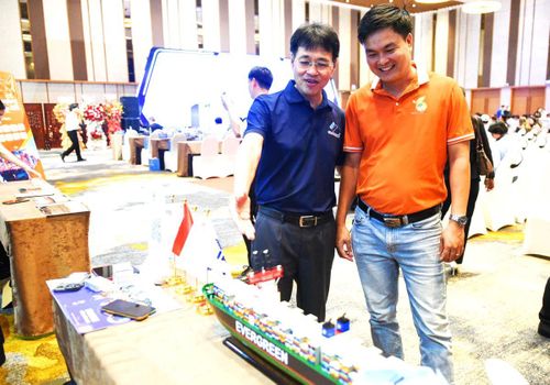 Các đại biểu tham quan gian hàng giới thiệu các sản phẩm, phương tiện logistics bên lề Diễn đàn.