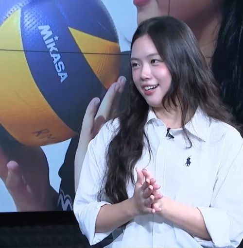 Nguyễn Phan Thái Linh trong vai trò trợ lý ngôn ngữ của Đội tuyển Bóng chuyền nam Việt Nam.