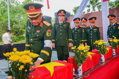 Lãnh đạo Quân khu 7 tiễn biệt các anh hùng liệt sĩ về nơi an nghỉ cuối cùng