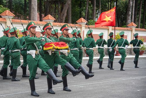  Cán bộ, chiến sĩ Tiểu đoàn 180 luyện tập đội hình tiêu binh danh dự và nghi lễ thượng cờ tại chương trình nghệ thuật “Tổ quốc trong tim” 