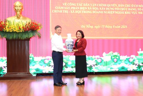  Đồng chí Dương Anh Đức trao quà lưu niệm đến TP Đà Nẵng 