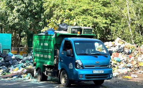  Tiếp nhận rác tại trạm trung chuyển (hẻm 413 Trần Phú, phường Vũng Tàu). Ảnh: QUANG VŨ 
