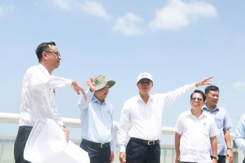  Phó Chủ tịch Thường trực HĐND TPHCM cùng đoàn khảo sát tiến độ thi công dự án nâng cấp đường tỉnh 994 . Ảnh: THÀNH HUY 