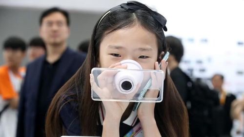 Kim Ji-on nhận Giải Tổng thống tại Triển lãm Phát minh Học sinh Hàn Quốc lần thứ 39 với thiết kế GripTok hỗ trợ hô hấp khi sơ tán.