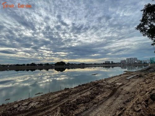 Bà Lê Thị Trang, người dân sống tại ngõ 16 Đỗ Xuân Hợp, cho biết từ khi thi công, đường thường xuyên bụi, việc sinh hoạt bị ảnh hưởng. “Thi công thì có bất tiện, nhưng chúng tôi vẫn mong công trình sớm xong để đường sá sạch sẽ hơn, người dân sinh hoạt thuận tiện và hạn chế ngập khi mưa lớn”, bà Trang chia sẻ.