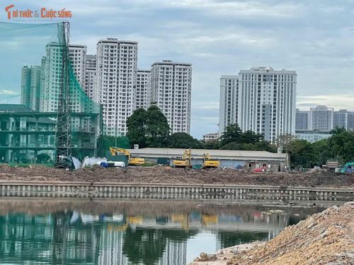 Bao quanh lòng hồ là hệ thống cừ bê tông dự ứng lực và tuyến kè dài khoảng 2.684 m. Phần kết cấu chính đã cơ bản hoàn thành, các đơn vị đang chuyển sang những công việc phục vụ hoàn thiện cảnh quan.