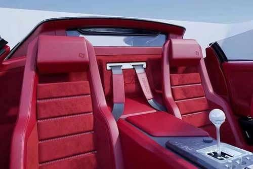 Bên trong, chất liệu da Connolly, Alcantara, vật liệu mạ anodized và sợi carbon lộ ra ngoài mang đến cho khoang cabin cảm giác hiện đại hơn mà vẫn không hoàn toàn từ bỏ nét cổ điển làm nên sự đặc biệt của chiếc xe nguyên bản.