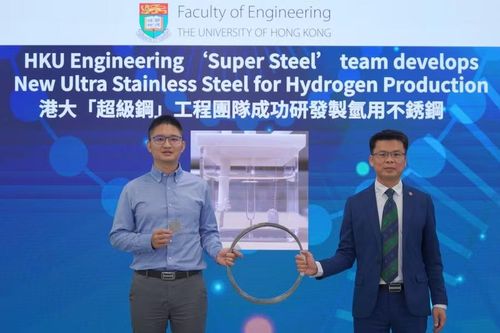 TS Kaiping Yu (trái) và GS Mingxin Huang ra mắt loại thép mới.