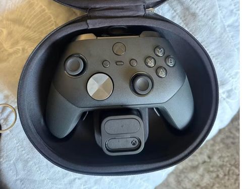 Hình ảnh Xbox Elite Series 3 tình cờ bị ship nhầm cho game thủ dù chưa ra mắt.