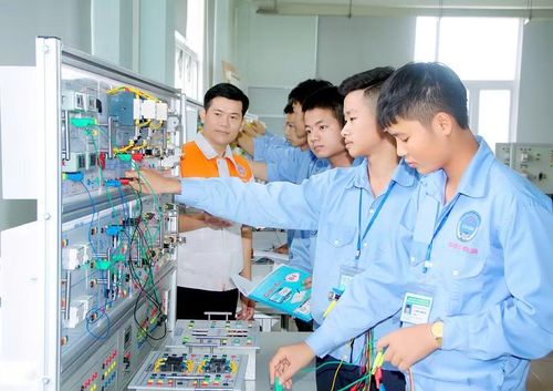 Sinh viên Trường CĐ Cơ khí nông nghiệp.