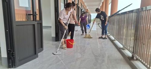 Trường PTNT TH&THCS Thanh Nưa (Điện Biên) lau dọn trường lớp chuẩn bị đón năm học mới.