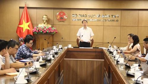 Thứ trưởng Bộ GD&ĐT Phạm Quang Hưng kết luận buổi họp.