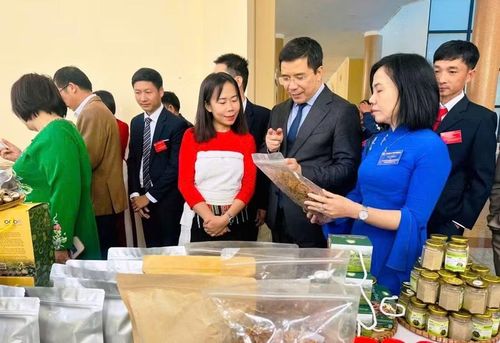 Ông Nguyễn Hồng Phong - Phó Bí thư Thường trực Tỉnh ủy, Chủ tịch HĐND tỉnh Thanh Hóa thăm gian hàng trưng bày của chị Hà Thị Xem (áo đỏ).