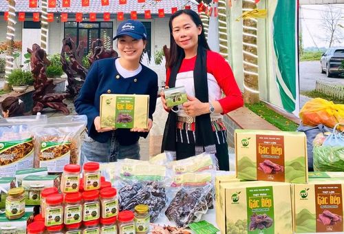 Chị Hà Thị Xem (áo đỏ) bên gian hàng trưng bày tại Đại hội Liên minh Hợp tác xã tỉnh Thanh Hóa lần thứ VII (nhiệm kỳ 2025–2030).