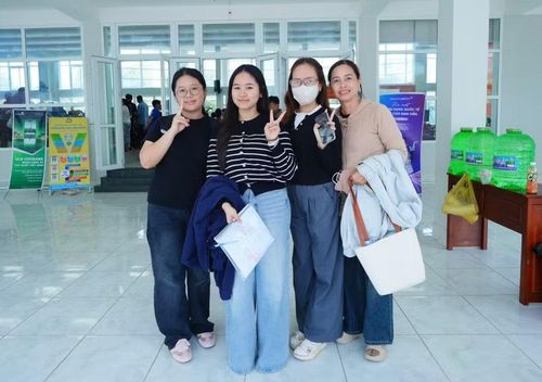 Ghi nhận ngày 13/8, từng nhóm tân sinh viên cùng phụ huynh có mặt tại Trường Đại học Kiên Giang, mang theo hồ sơ, hành trang và cả những kỳ vọng về chặng đường học tập mới.