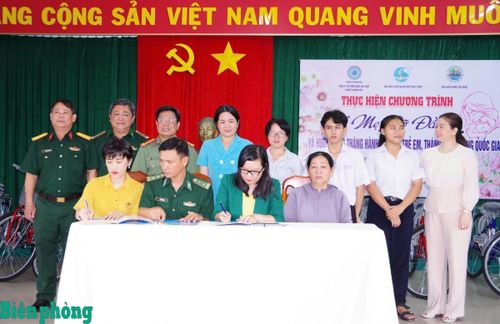 Khối trực thuộc Hội Liên hiệp Phụ nữ tỉnh Khánh Hòa phối hợp với Đồn Biên phòng Cầu Bóng nhận đỡ đầu em Trúc Lam trong Chương trình “Mẹ đỡ đầu”. Ảnh: Văn Tân