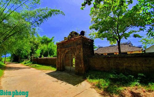Trong làng có nhiều công trình, nhà cổ nặng trầm tích văn hóa. Ảnh: Minh Ngọc
