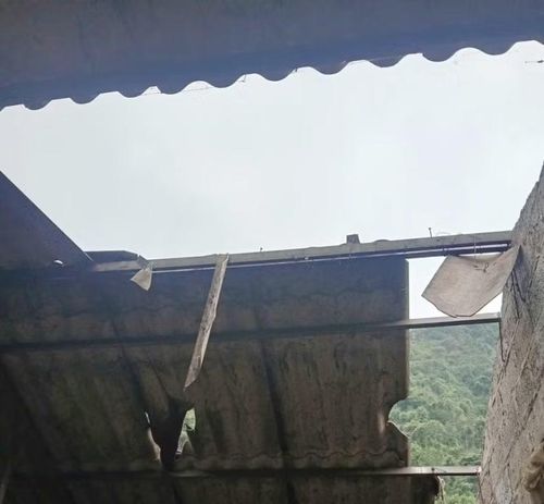 Nhà của nhiều gia đình khác ở xã Trà Lĩnh, cũng bị gió thổi bay một phần mái, để lại khoảng trống nhìn ra bên ngoài