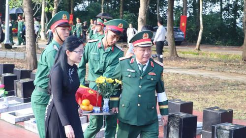 Lãnh đạo TP. Đồng Nai và Quân khu 7 đưa các hài cốt liệt sĩ về Nghĩa trang liệt sĩ Bình Phước.