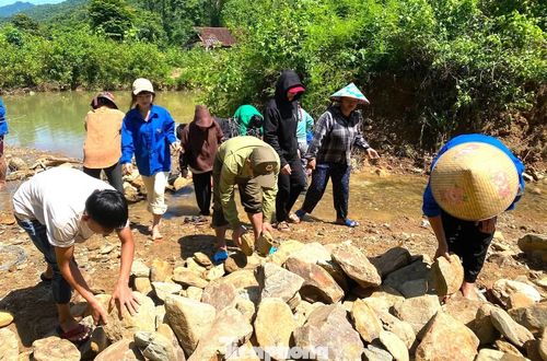 Đá được tận dụng ngay tại khe suối gần khu vực để làm vật liệu, vừa thuận tiện trong quá trình thi công, vừa giúp đẩy nhanh tiến độ khắc phục.