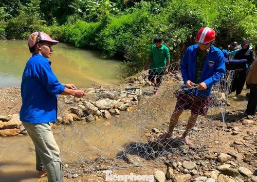 Những chiếc rọ thép được gia cố chắc chắn, bên trong xếp đầy đá, từng bước tạo thành tuyến kè mới thay thế phần đã bị dòng nước cuốn trôi. Công việc tuy nặng nhọc nhưng với tinh thần đoàn kết, trách nhiệm, chỉ trong một ngày, phần kè hư hỏng cơ bản được khắc phục.