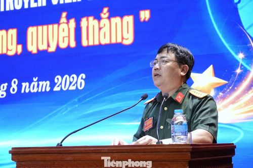 Đại tá Lê Việt Cường - Chủ nhiệm Chính trị Học viện Hậu cần, phát biểu khai mạc hội thi.