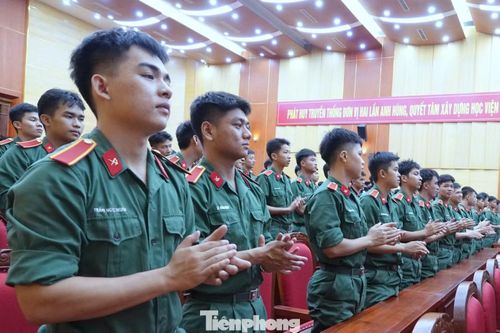 Hàng trăm đoàn viên Học viện Hậu cần tham gia cổ vũ tại hội thi.