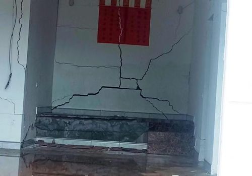 Nhà một số hộ dân trong khu vực cũng đang bị đất tràn vào và gây nứt