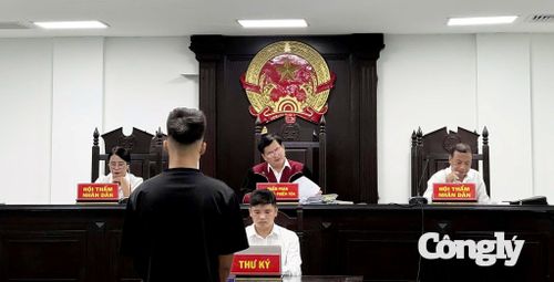 Vừa qua, TAND tỉnh Hà Tĩnh đã mở phiên tòa xét xử sơ thẩm công khai đối với bị cáo Đào Xuân Quốc Danh về tội “Sử dụng trái phép vũ khí quân dụng”.