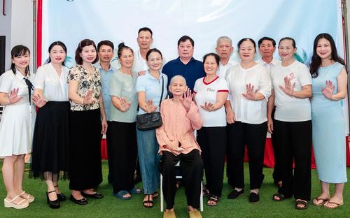 Cụ Tưởng bên các con trai, con gái, con dâu, con rể 