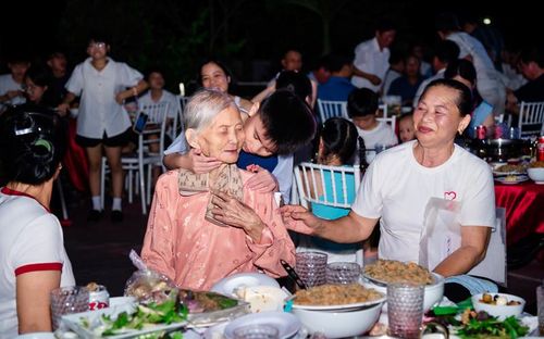 Giây phút cụ Tưởng vui vầy bên con cháu 