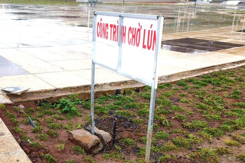 Chủ đầu tư đã cắm biển "chờ lún". Ảnh: VY