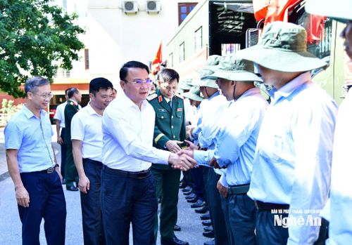 Đồng chí Phùng Thành Vinh - Phó chủ tịch UBND tỉnh động viên cán bộ, chiến sĩ Đội Quy tập liệt sĩ trước khi lên đường làm nhiệm vụ Ảnh: Sỹ Đức