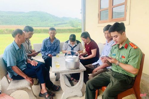 Lực lượng công an và đoàn viên thanh niên hướng dẫn người dân sử dụng tài khoản định danh điện tử.