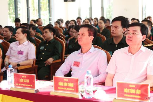 Đồng chí Trần Báu Hà - Ủy viên BTV Tỉnh ủy, Phó Chủ tịch Thường trực UBND tỉnh và lãnh đạo sở, ngành dự khai mạc diễn tập tác chiến trong khu vực phòng thủ phường Hà Huy Tập.